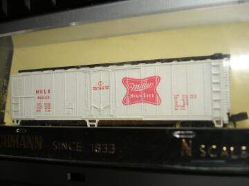 MHLX - Reefer - Miller Beer - Bachmann Standard 5464